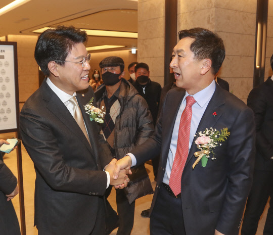 지난 2022년 12월26일 오후 부산롯데호텔에서 열린 '부산혁신포럼' 2기 출범식에 국민의힘 장제원(왼쪽) 의원과 당권주자인 김기현 의원이 만나 악수하고 있다.<연합뉴스>